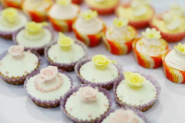 Färgglada dekorerade cupcakes — Stockfoto