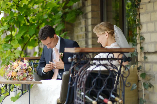 Novia y novio bebiendo vino — Foto de Stock