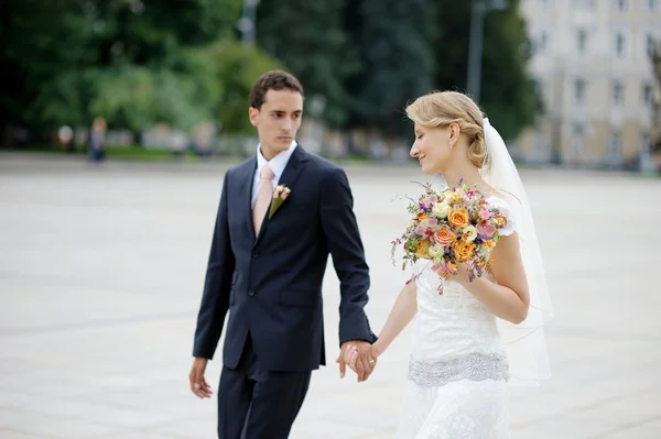 Bride and groom walking together — Stock Photo, Image