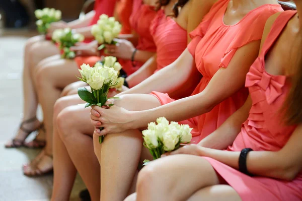 Reihe von Brautjungfern mit Blumensträußen — Stockfoto
