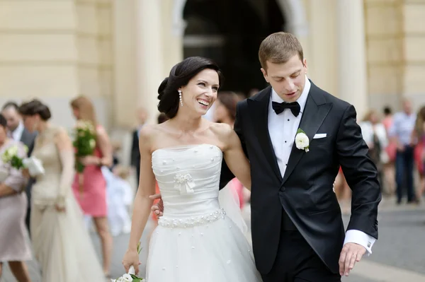 Bruden och brudgummen promenader tillsammans — Stockfoto