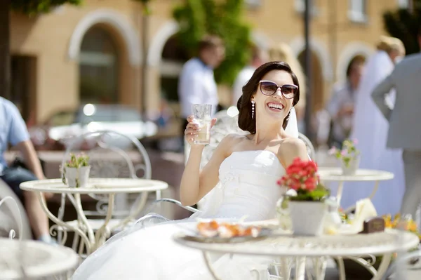 Bride drinking coffee outdoors — Stock Photo, Image