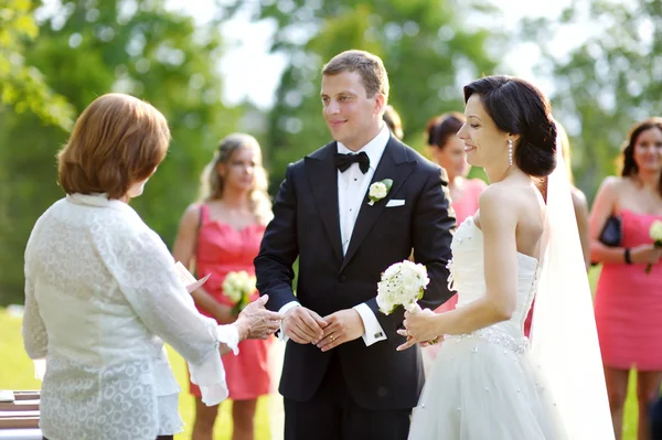 Bröllopsgäster grillas bruden och brudgummen — Stockfoto