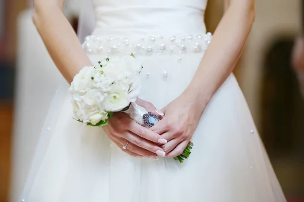 Невеста с цветами на свадебной церемонии — стоковое фото