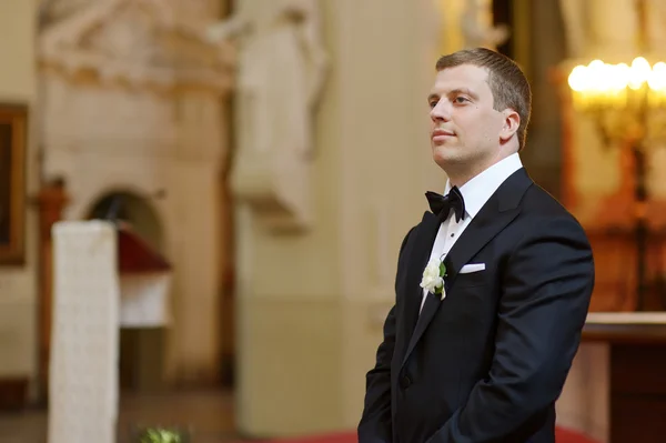 Sposo in attesa della sposa in chiesa — Foto Stock