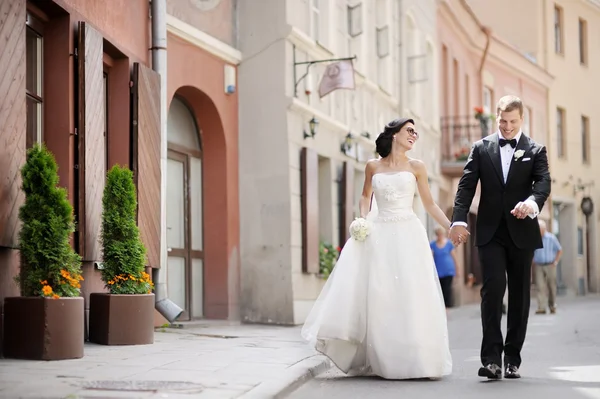 Bride and groom walking together — Stock Photo, Image