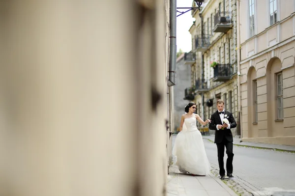 Bride and groom walking together — Stock Photo, Image