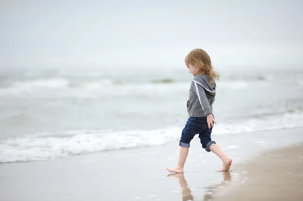 Menina adorável jogando na praia — Fotografia de Stock