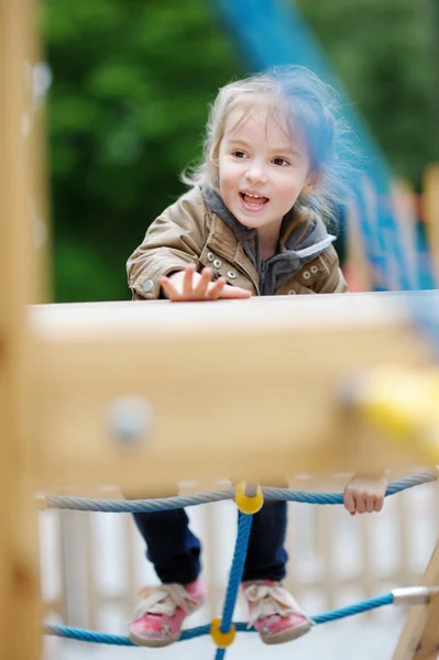 Menina adorável se divertindo em um playground — Fotografia de Stock