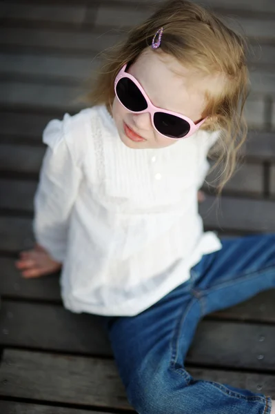 Adorable petite fille en lunettes de soleil — Photo