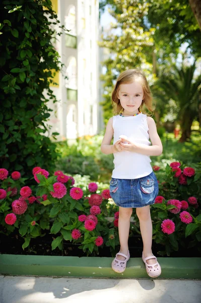 夏の屋外で愛らしい少女の肖像画 — ストック写真