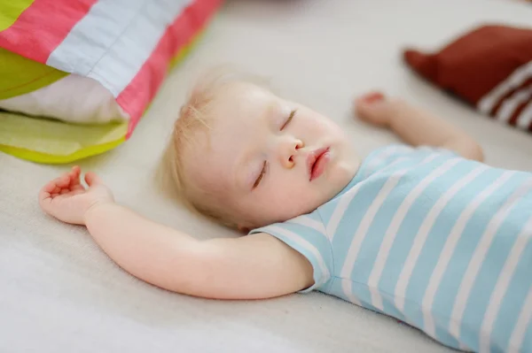 Roztomilé batole dívka spí — Stock fotografie