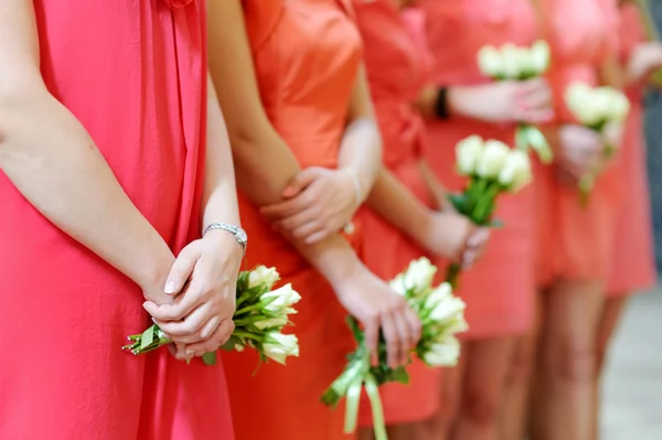 Fila de damas de honra com buquês — Fotografia de Stock