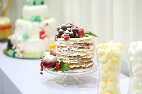 Düğün pastası meyveler ile dekore edilmiş — Stok fotoğraf