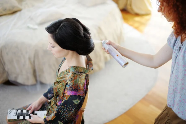 Bride getting her hair done — Stock Photo, Image