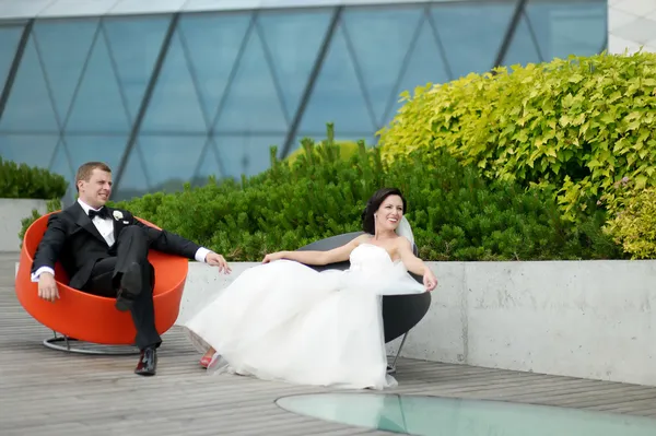 Bruden och brudgummen i en stad — Stockfoto