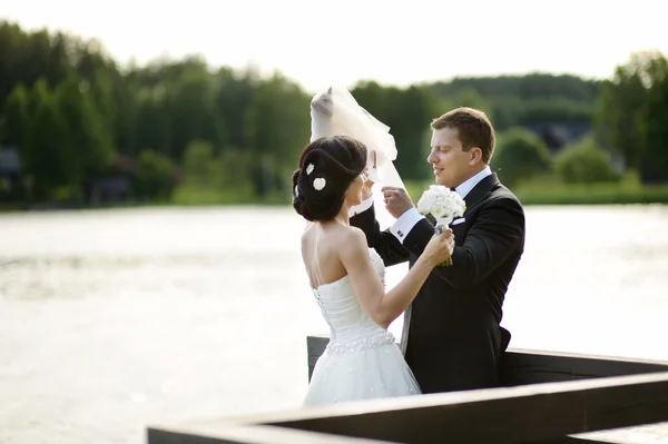 Beautiful bride and groom — Stock Photo, Image