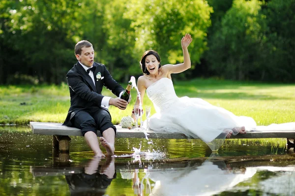 Noiva e noivo bebendo champanhe — Fotografia de Stock