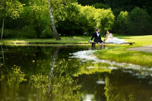 Sposa e sposo bere champagne — Foto Stock