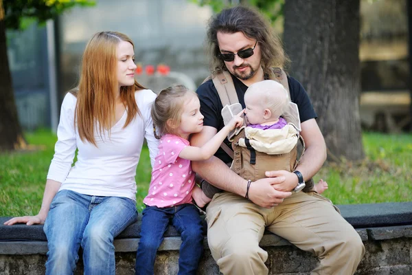 Familie van vier mooie dag — Stockfoto