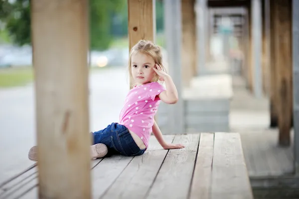Schattig meisje portret buitenshuis op zomer — Stockfoto