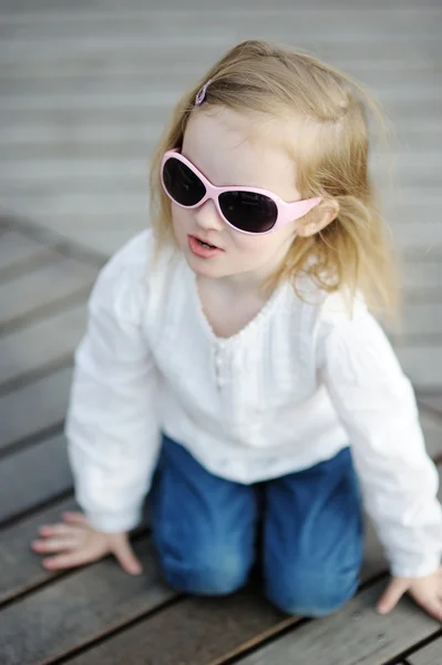 Schattig meisje in zonnebril — Stockfoto