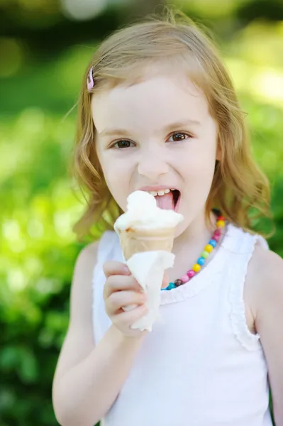 Adorable petite fille mangeant de la glace en plein air — Photo