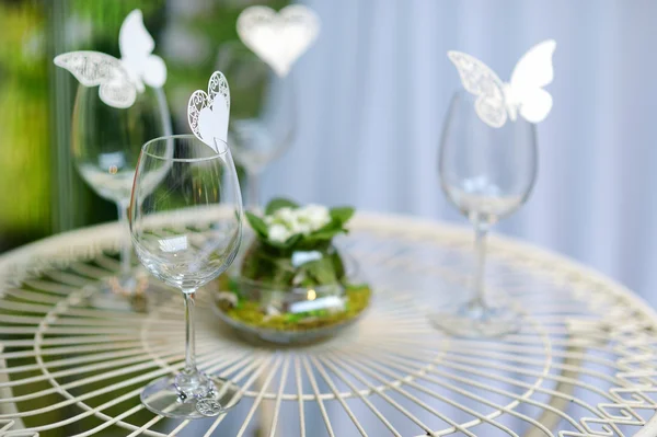 Algunas copas de vino decoradas con mariposas —  Fotos de Stock