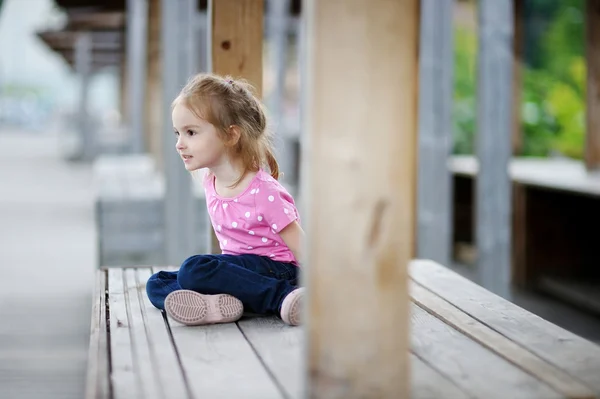 Schattig meisje portret buitenshuis op zomer — Stockfoto