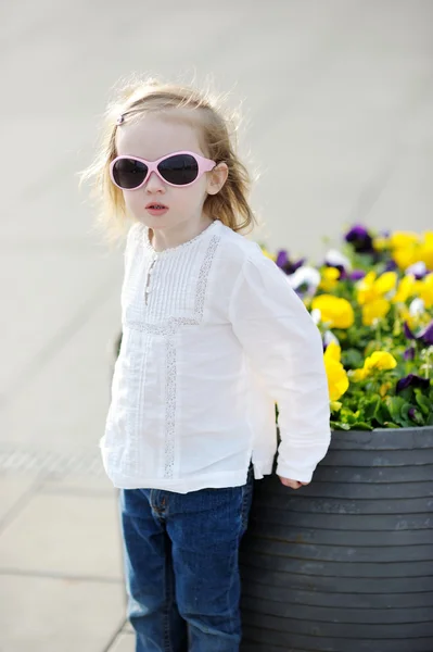 Adorabile bambina in occhiali da sole — Foto Stock