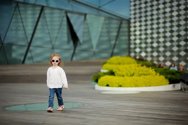 Очаровательная девочка в солнечных очках — стоковое фото