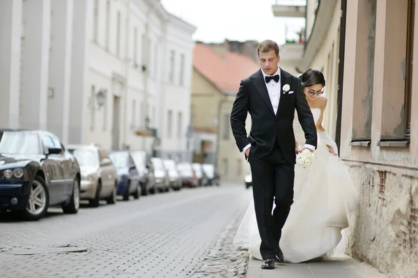 Bride and groom walking together — Stock Photo, Image