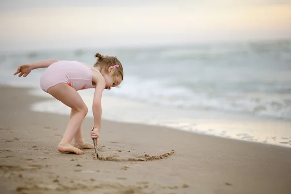 Девочка на песчаном пляже — стоковое фото