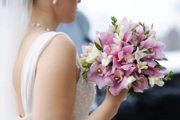 Noiva segurando lindo buquê de flores de casamento — Fotografia de Stock