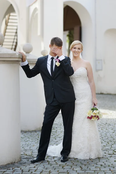 Bride and groom funny portrait outdoors — Stock Photo, Image