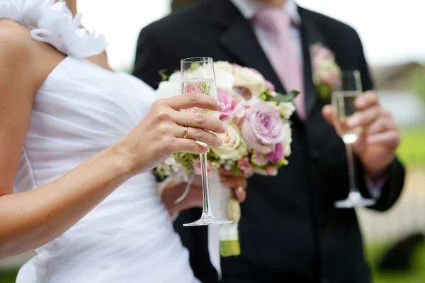 Bruden håller en bröllopsbukett — Stockfoto