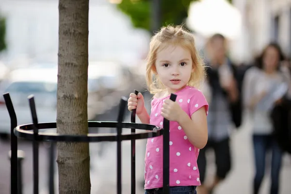 Adorabile bambina ritratto all'aperto — Foto Stock