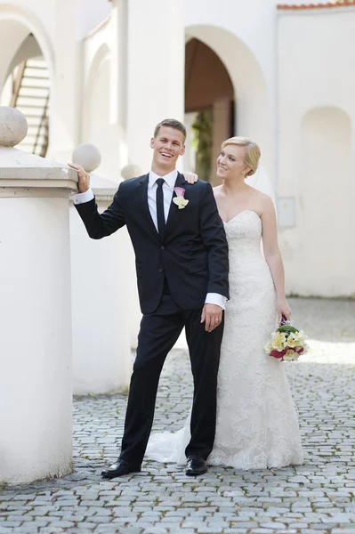 Bride and groom portrait outdoors — Stock Photo, Image