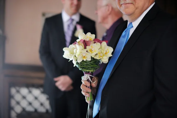 Le père de la mariée tenant le bouquet de mariage de sa fille — Photo