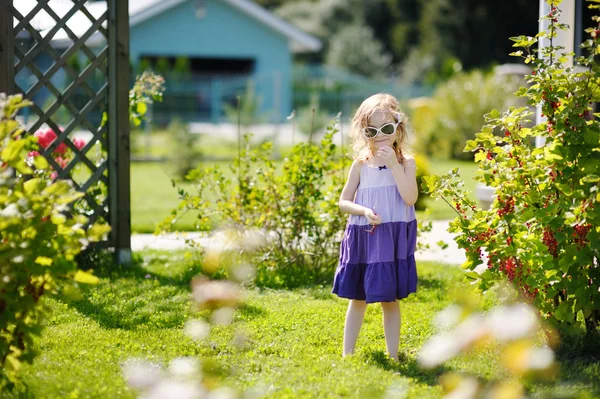 Adorable little girl with red currants — Stock Photo, Image