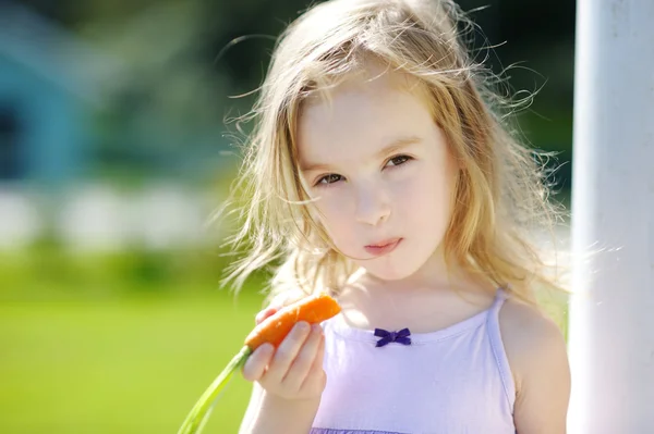 Aranyos kislány sárgarépa — Stock Fotó