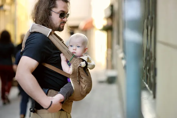 Joven padre y niña en un portabebés — Foto de Stock