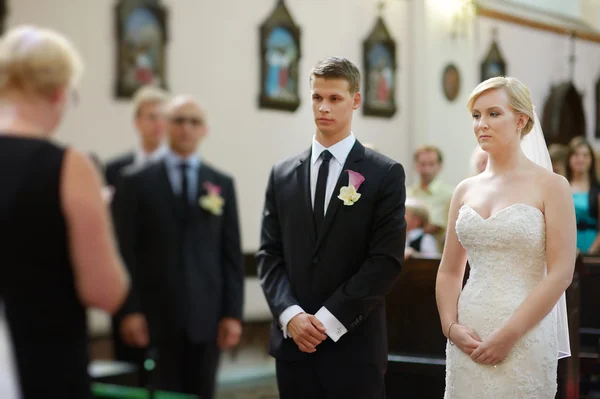 Bruid en bruidegom op de kerk — Stockfoto