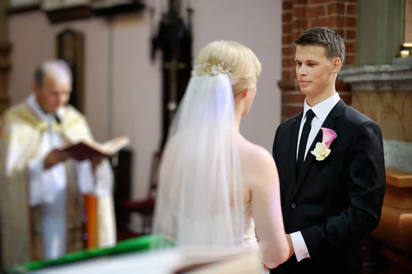 Bruden och brudgummen vid kyrkan — Stockfoto