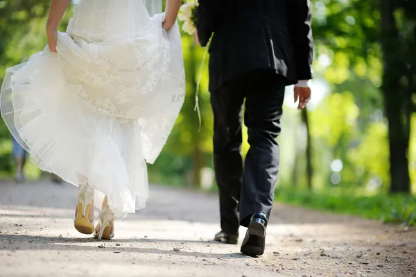Bride and groom walking away — Stock Photo, Image