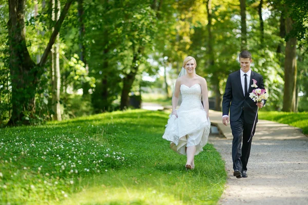 Bella sposa e sposo — Foto Stock