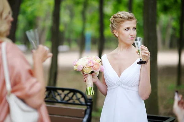 Sposa che tiene bicchiere di champagne — Foto Stock