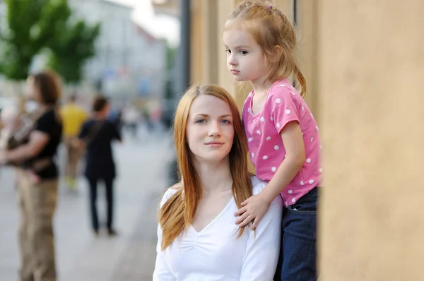 Jovem mãe e filha no belo dia — Fotografia de Stock