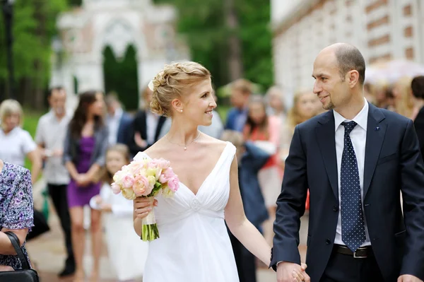 Bride and groom walking together — Stock Photo, Image