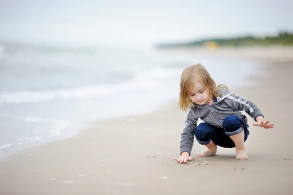 Adorabile ragazza che gioca sulla spiaggia — Foto Stock
